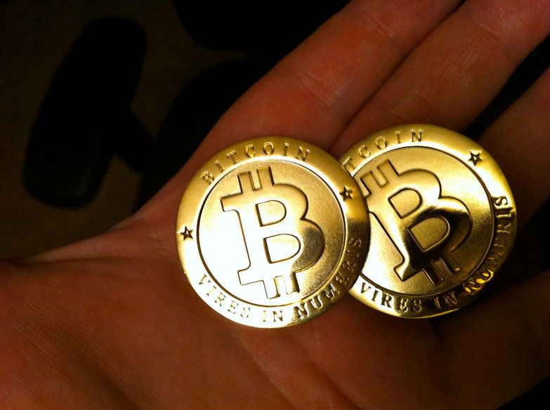 monedas bitcoins mano